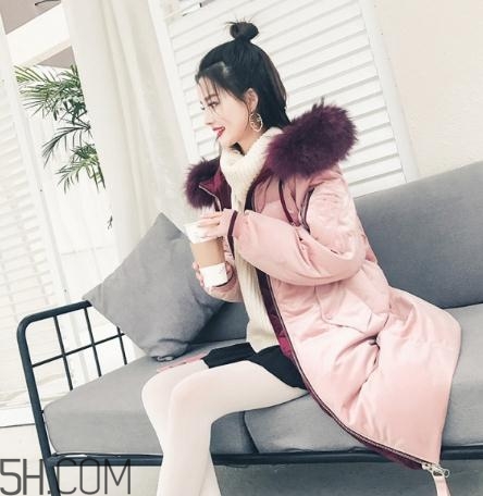 粉色羽絨服里面怎么搭配？粉色羽絨服內(nèi)搭什么？