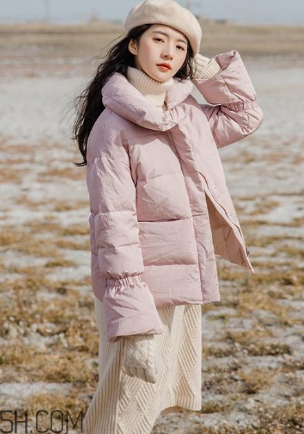 粉色羽絨服里面怎么搭配？粉色羽絨服內(nèi)搭什么？