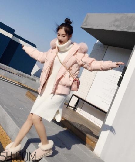 粉色羽絨服里面怎么搭配？粉色羽絨服內(nèi)搭什么？
