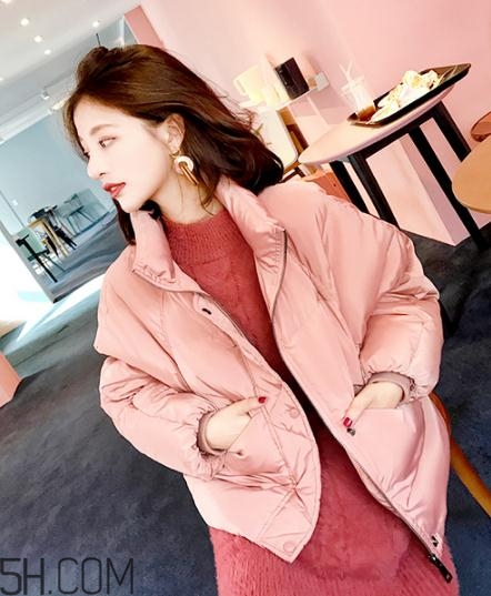 粉色羽絨服里面怎么搭配？粉色羽絨服內(nèi)搭什么？