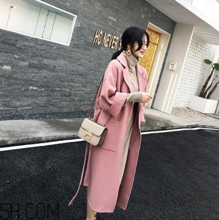 粉色大衣配什么顏色包包？粉色大衣搭配什么包？