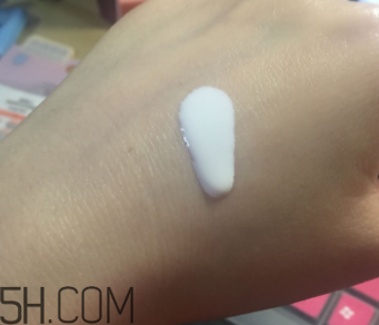 娥佩蘭防曬霜是物理防曬還是化學(xué)防曬？油不油？