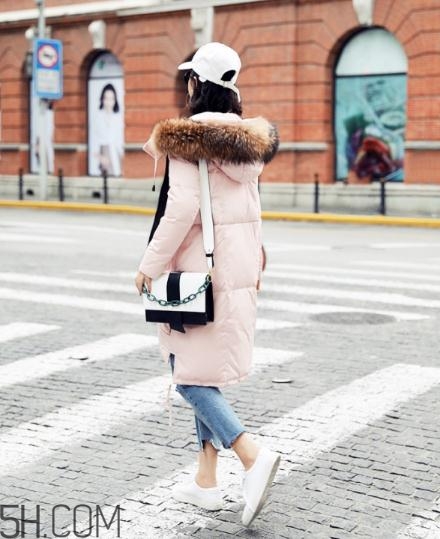 粉色羽絨服配什么褲子？粉色羽絨服搭配什么褲子好看？