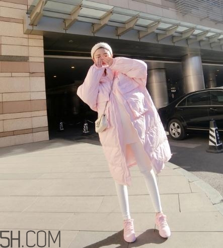 粉色羽絨服配什么褲子？粉色羽絨服搭配什么褲子好看？