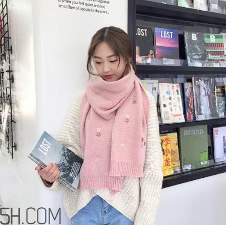 粉色圍巾怎么搭配衣服？粉色圍巾配什么顏色衣服？