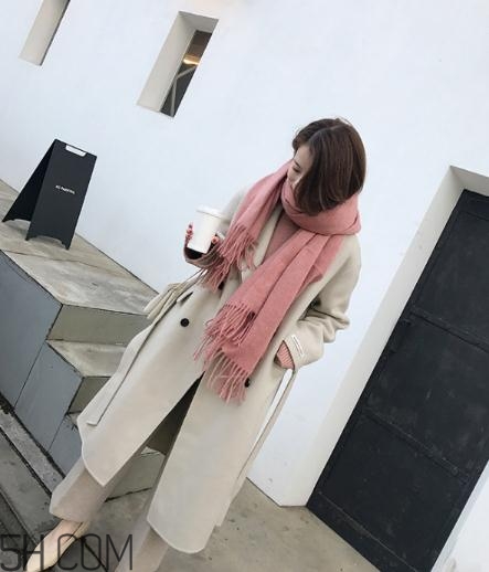 粉色圍巾怎么搭配衣服？粉色圍巾配什么顏色衣服？
