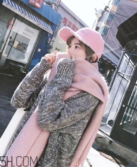 粉色圍巾怎么搭配衣服？粉色圍巾配什么顏色衣服？