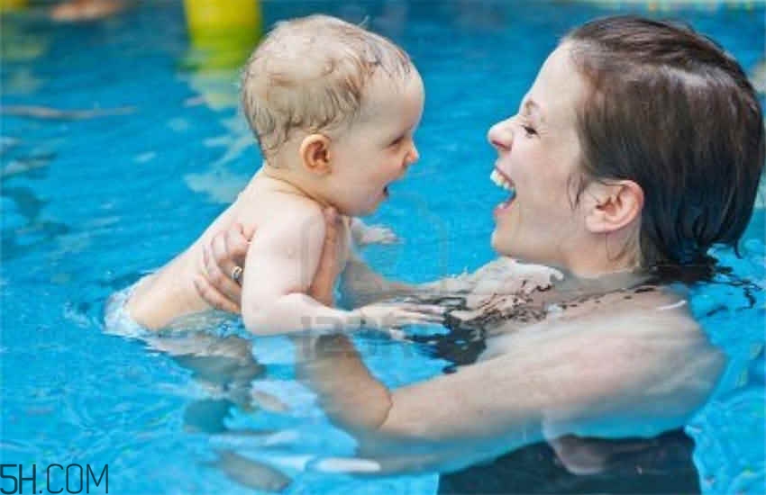 嬰幼兒睡覺翻白眼是怎么回事？寶寶學游泳有哪些講究？