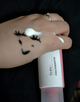 瓷肌晶透雪肌潔面乳可以卸妝嗎？清潔力如何？