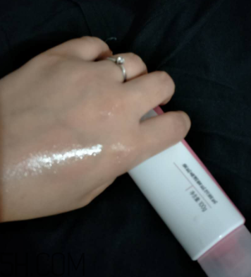 瓷肌晶透雪肌潔面乳可以卸妝嗎？清潔力如何？