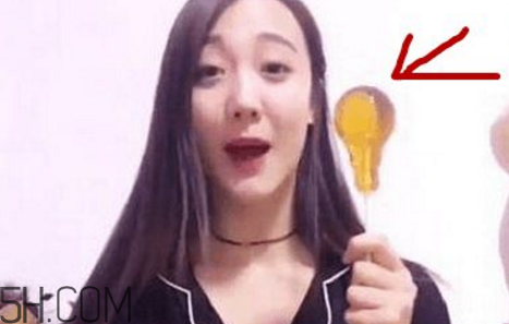 燈泡糖放進(jìn)嘴巴為什么拿不出來？燈泡棒棒糖怎么拿出來？