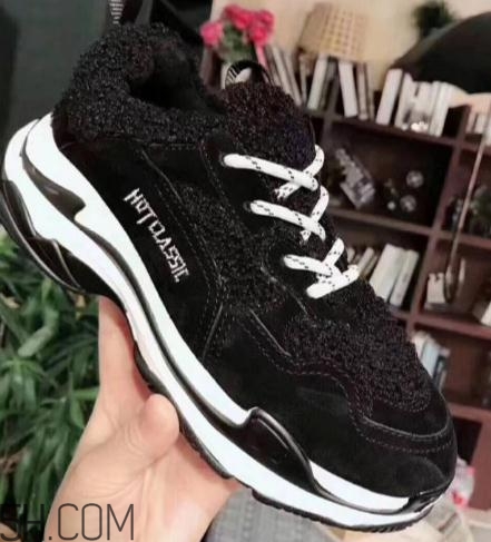 翻毛運動鞋怎么清洗？翻毛運動鞋能用水洗嗎？