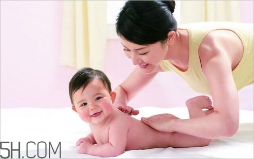 撫觸的進(jìn)行手法是怎樣的？寶寶的小內(nèi)褲有哪些情況？
