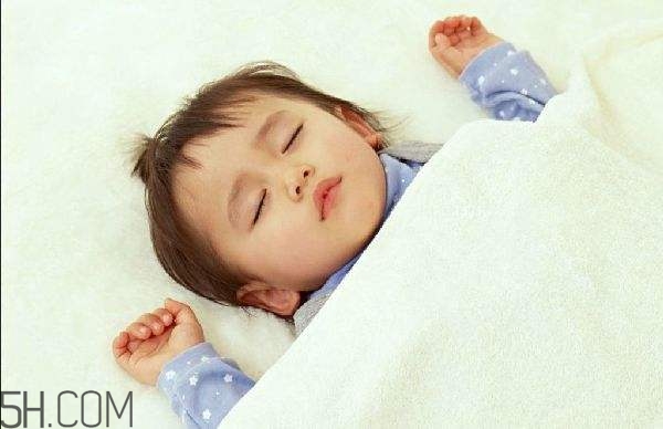 常對嬰幼兒撫觸有哪些作用？寶寶一周歲怎樣安排作息？