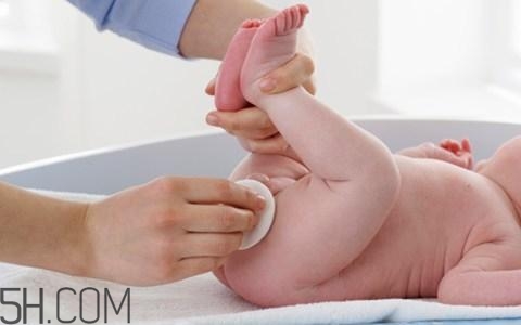 新生兒眼屎又多又黃是怎么回事？新生兒何時(shí)能坐飛機(jī)？