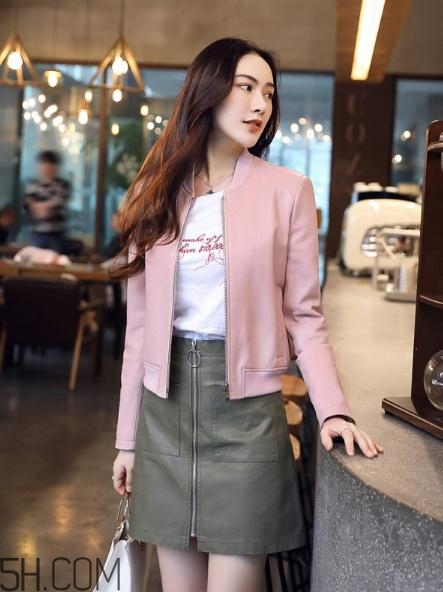 粉色皮衣怎么搭配好看？甜美機(jī)車少女風(fēng)