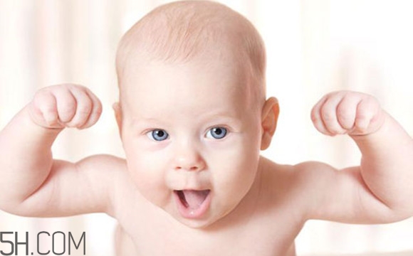 寶寶腿紋不對(duì)稱(chēng)是怎么回事？嬰幼兒的生長(zhǎng)發(fā)育標(biāo)準(zhǔn)是怎樣的？
