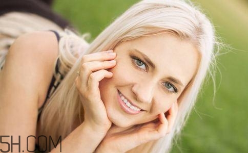 女性小便發(fā)黃是怎么回事？女性小便發(fā)黃有異味的原因有哪些？