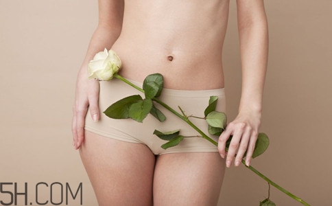 女性小便發(fā)黃是怎么回事？女性小便發(fā)黃有異味的原因有哪些？