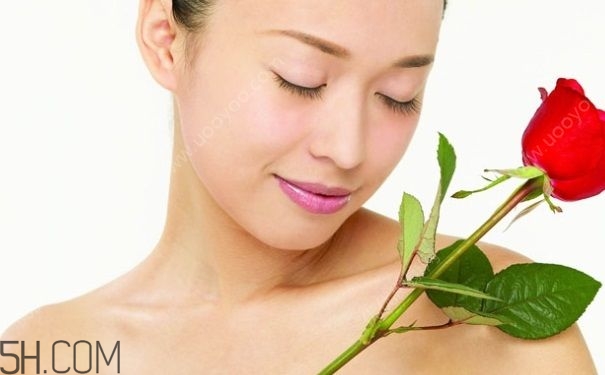 女性小便發(fā)黃是怎么回事？女性小便發(fā)黃有異味的原因有哪些？