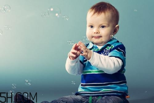 嬰幼兒各項(xiàng)能力發(fā)育都在什么時(shí)候？3大發(fā)育指標(biāo)