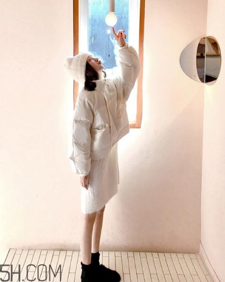 白色面包服怎么搭配？可愛與時(shí)尚并存的冬日穿搭