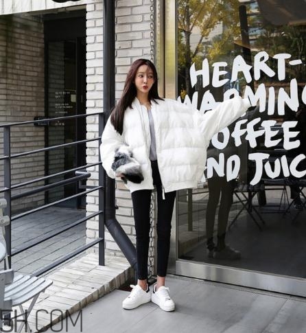 白色面包服怎么搭配？可愛與時(shí)尚并存的冬日穿搭