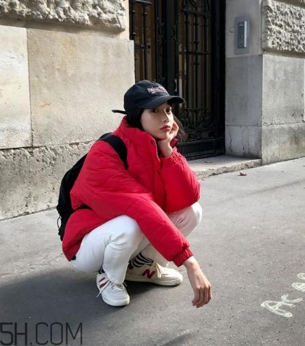 紅色面包服怎么搭配？給寒冷的冬天帶來(lái)一絲熱情