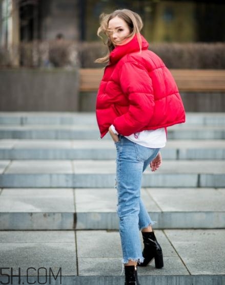 紅色面包服怎么搭配？給寒冷的冬天帶來(lái)一絲熱情