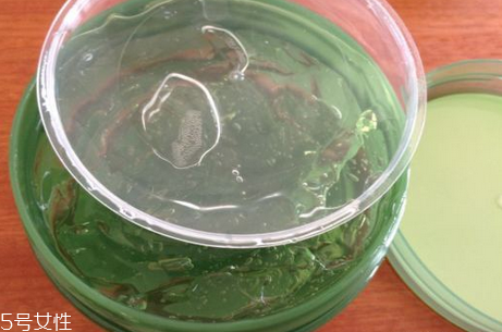 得鮮蘆薈膠含酒精嗎？蘆薈膠當(dāng)睡眠面膜的作用