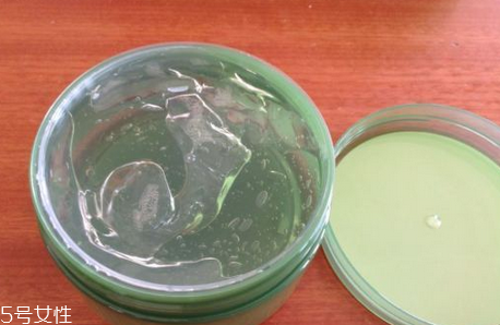 得鮮蘆薈膠含酒精嗎？蘆薈膠當(dāng)睡眠面膜的作用