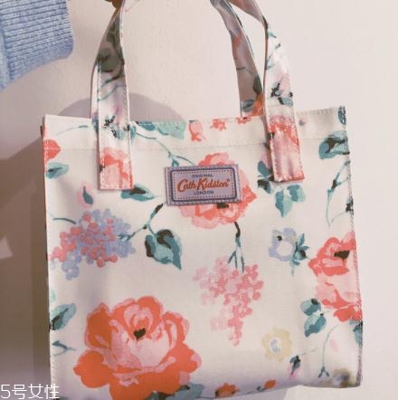 cath kidston是什么牌子？少女最?lèi)?ài)的小碎花風(fēng)代表