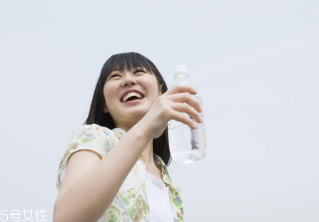 久坐不動上班族如何減肥？越努力工作的人越容易發(fā)胖