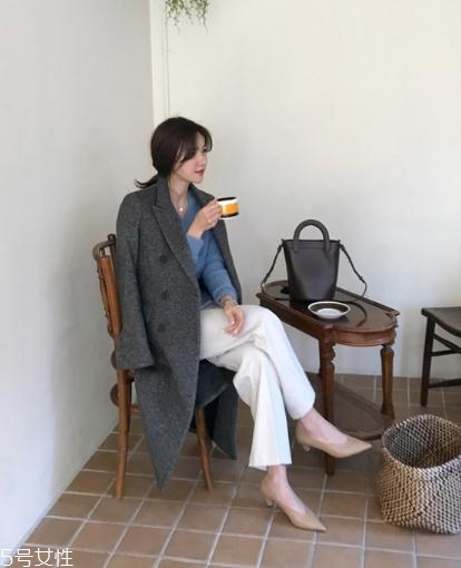 灰色大衣配什么顏色的毛衣？分分鐘穿出高級范兒