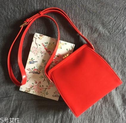 露露guinness什么檔次？這款紅唇包再不買就out了