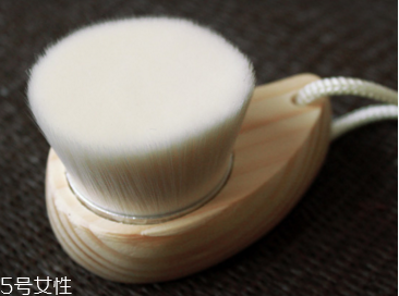 額頭毛孔粗大怎么辦？正確使用潔面刷毛孔會變小