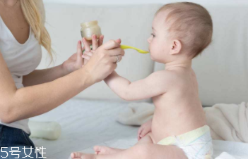 母乳寶寶如何判斷奶量？媽媽記得要多喝奶