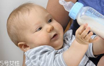 母乳寶寶如何判斷奶量？媽媽記得要多喝奶