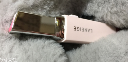蘭芝V型唇膏01號(hào)色是什么樣的？淡粉色很溫婉
