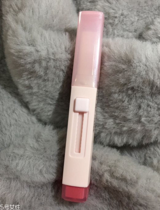 蘭芝V型唇膏01號(hào)色是什么樣的？淡粉色很溫婉