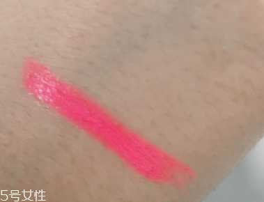 蘭芝V型唇膏01號(hào)色是什么樣的？淡粉色很溫婉