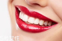 牙齒發(fā)黃是天生的嗎？只是你刷牙偷懶了