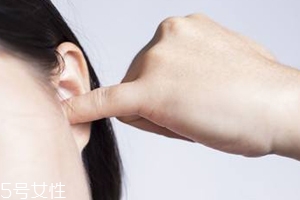 耳屎很黏是什么原因造成的？基因遺傳決定的