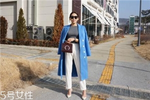 藍(lán)色大衣搭配什么包包？為你凹足造型感