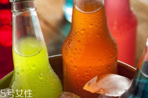 痛風(fēng)得病為什么低齡化？過(guò)量飲用含糖飲料