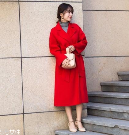 大紅色大衣配什么顏色毛衣？新年就要中國(guó)紅