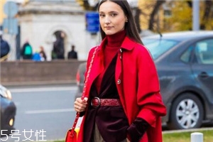 大紅色大衣里面要配什么好看？不同內(nèi)搭不同風格