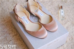 jimmy choo是哪個(gè)國家的牌子？每個(gè)女人都應(yīng)該擁有的高跟鞋