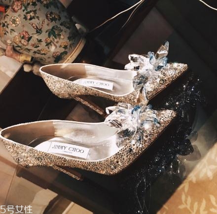 jimmy choo是哪個(gè)國家的牌子？每個(gè)女人都應(yīng)該擁有的高跟鞋