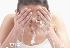 洗臉有白皮怎么回事？洗面奶太強勁